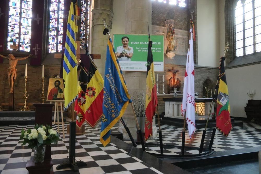 Tal van vlaggen van verschillende verenigingen sierden het altaar.
