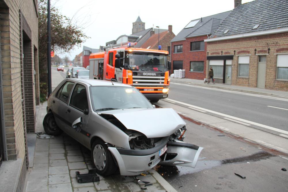 Auto knalt tegen wagens en gevel in Woumen