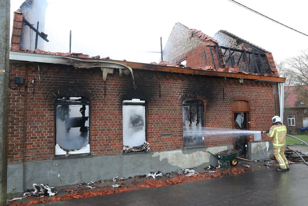 Geen gewonden bij woningbrand in Wijtschate, huis brandt wel volledig af