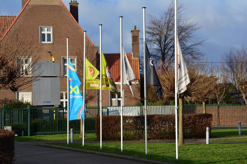 De vlaggen aan het VTI hangen halfstok.