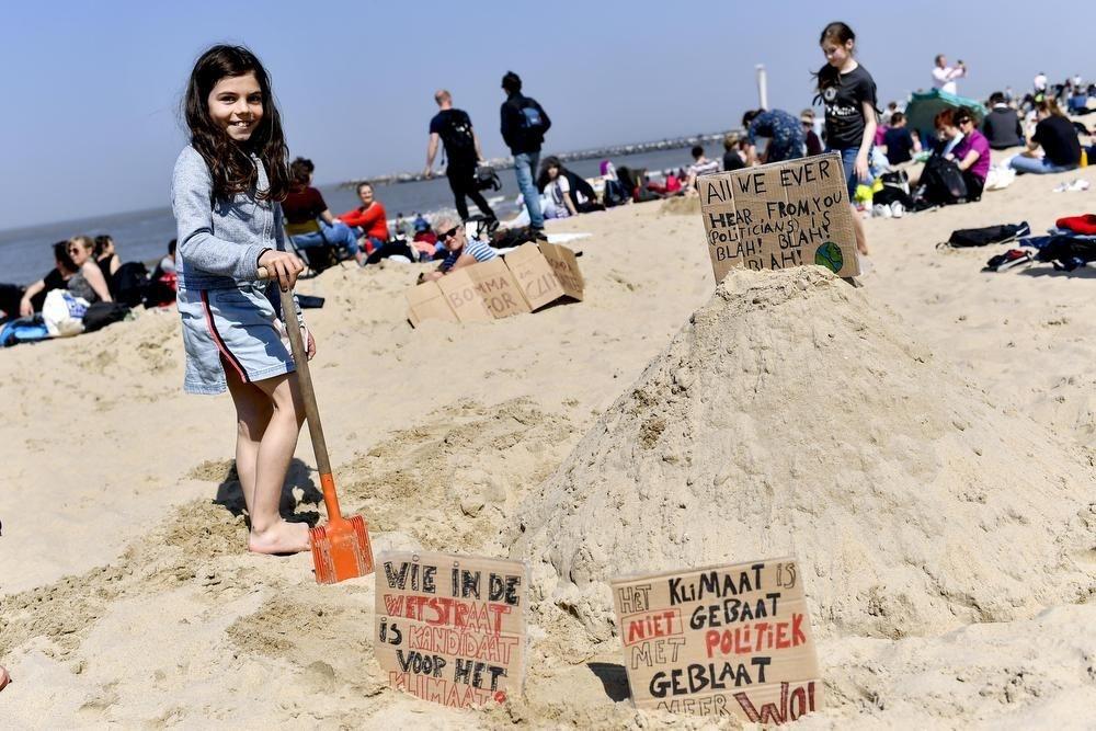 Enkele honderden activisten 'chillen voor het klimaat' op strand van Oostende 