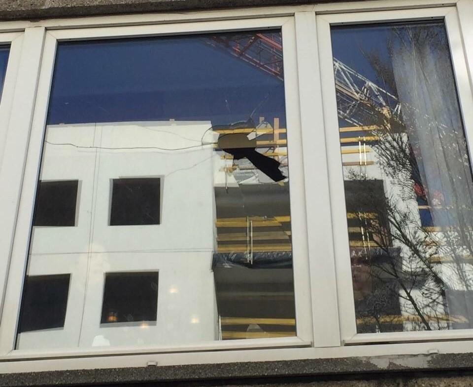 Metalen staaf knalt in Oostende door raam van flatbewoner: 