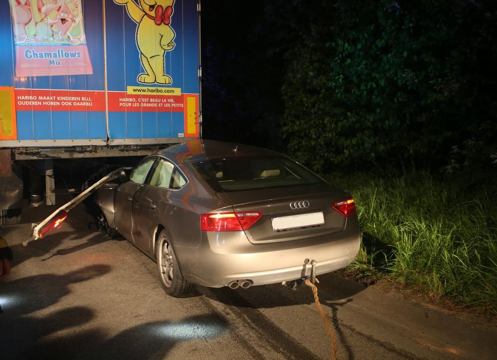 Wagen onder vrachtwagen op E403 in Gullegem, chauffeur lichtgewond