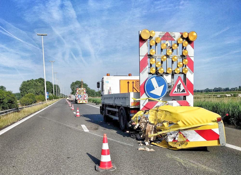 Het ongeval versperde de E40 richting Oostende een tijdlang.