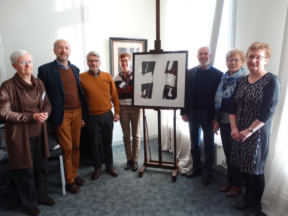 Het bestuur van het Davidsfonds Tielt met v.l.n.r. Miet Van Crombrugge, voorzitter Karel Strijckmans,Gino Houtekier, Lut Delbarre, Geert Broeckaert, Alfoncine Van Looveren (echtgenote van Geert) en Ingrid Vandecasteele. (foto VVC)