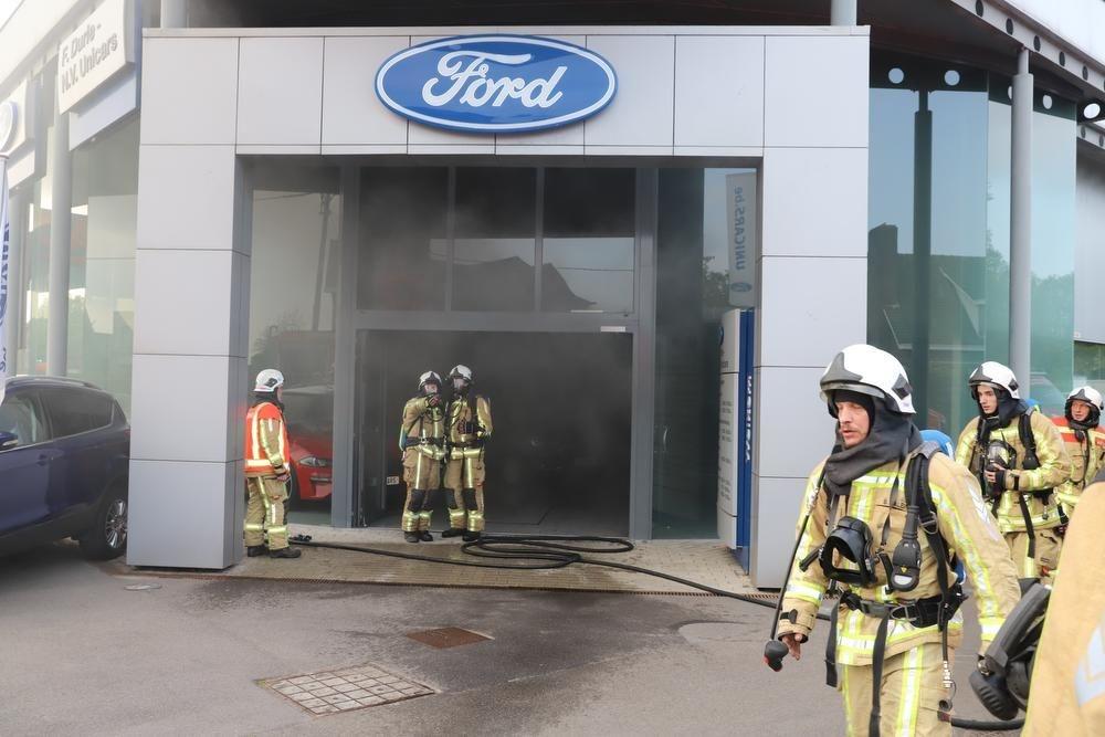Motorblok benzinewagen vat vuur in showroom: oorzaak nog niet bekend