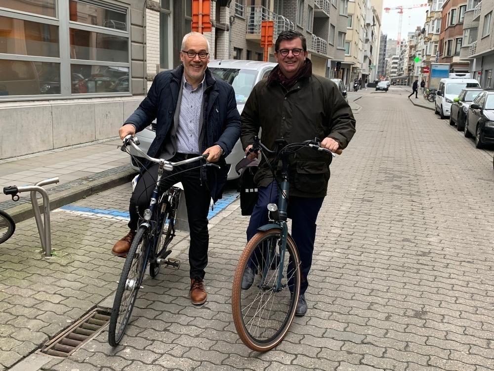 Burgemeester Bart Tommelein en schepen Bart Plasschaert gebruiken zoveel mogelijk de fiets voor verplaatsingen binnen de stad.