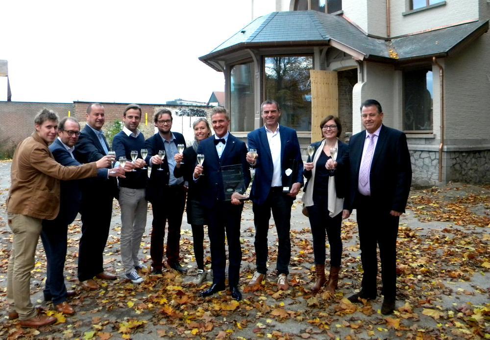 Het Waregems stadsbestuur, Unizo Waregem en Unizo Zuid-West-Vlaanderen klinken op Kristof D'Hondt en zijn Award 2015 van Creatieve Ondernemer.