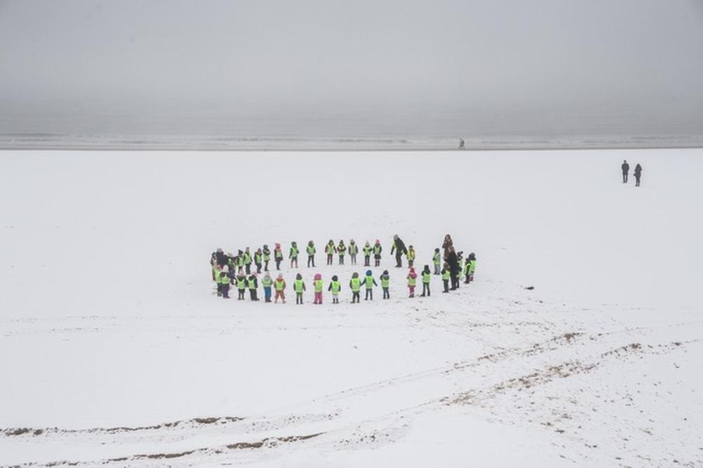 Kleuters Leefschool De Vlieger Oostende doen symbolische klimaatactie op het strand
