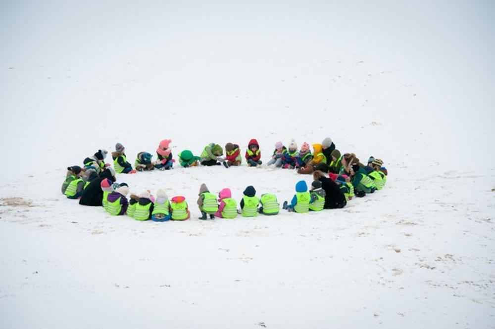 Kleuters Leefschool De Vlieger Oostende doen symbolische klimaatactie op het strand