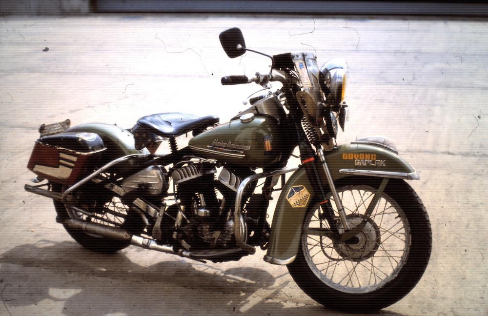 De motor zoals Dirk hem in 1981 kocht van een straatverkoper in Bekasi: een groen legertype uit 1951. (repro KLD)
