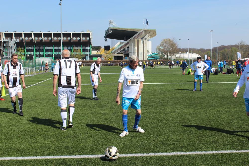 22 teams streden om Wandelvoetbalcup in Brugge: 
