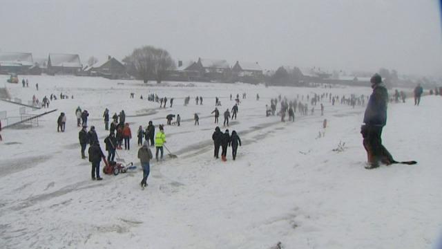Meer dan 200 mensen veilig op het ijs in Kortemark