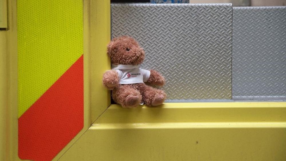 Ambulanciers Brandweer Westhoek troosten kinderen met knuffelbeer