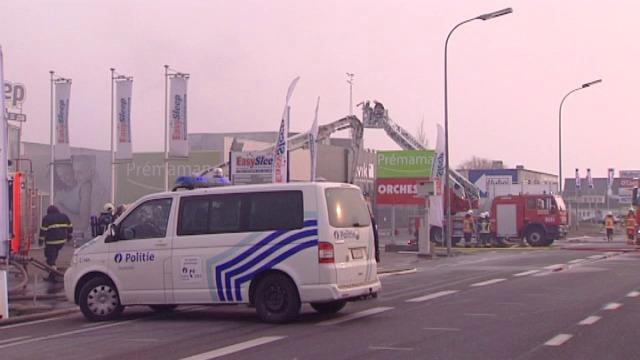 Uitslaande brand in winkelcomplex langs Torhoutsesteenweg in Oostende