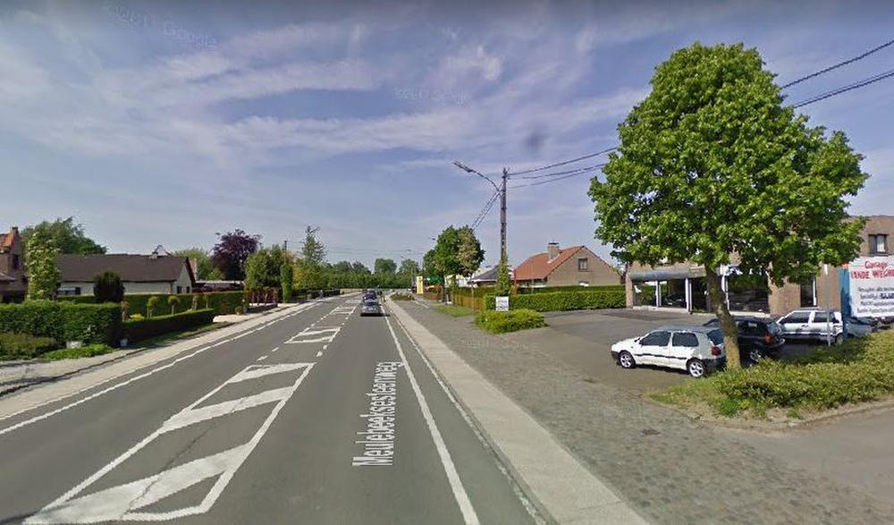 De Meulebeeksesteenweg in Tielt, waar het dramatische ongeval gebeurde.