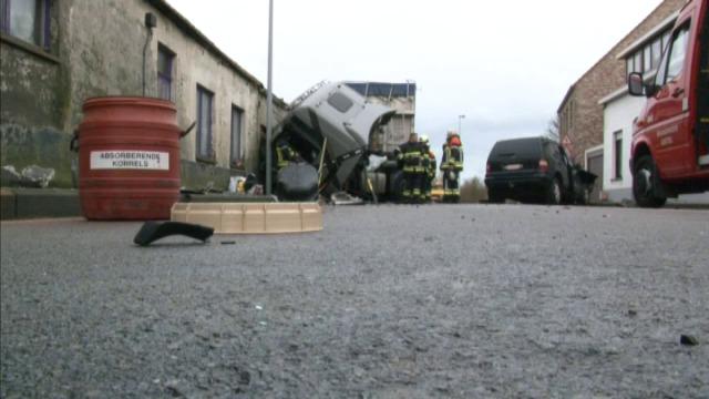 Vrachtwagen wijkt uit tegen gevel van huis in Oudenburg