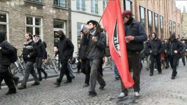 Optochten van extreem-rechtse en -linkse betogers in centrum van Brugge