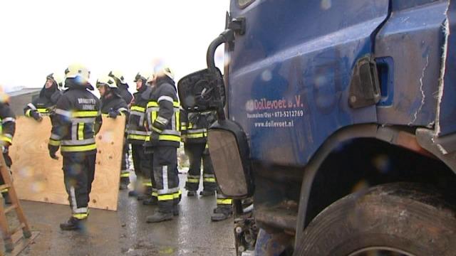 Vrachtwagen glijdt gevel aan flarden in Koolskamp