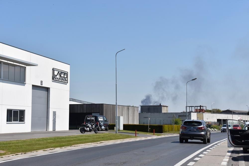 De rookwolk was te zien tot op de industriezone van Heule-Kuurne.