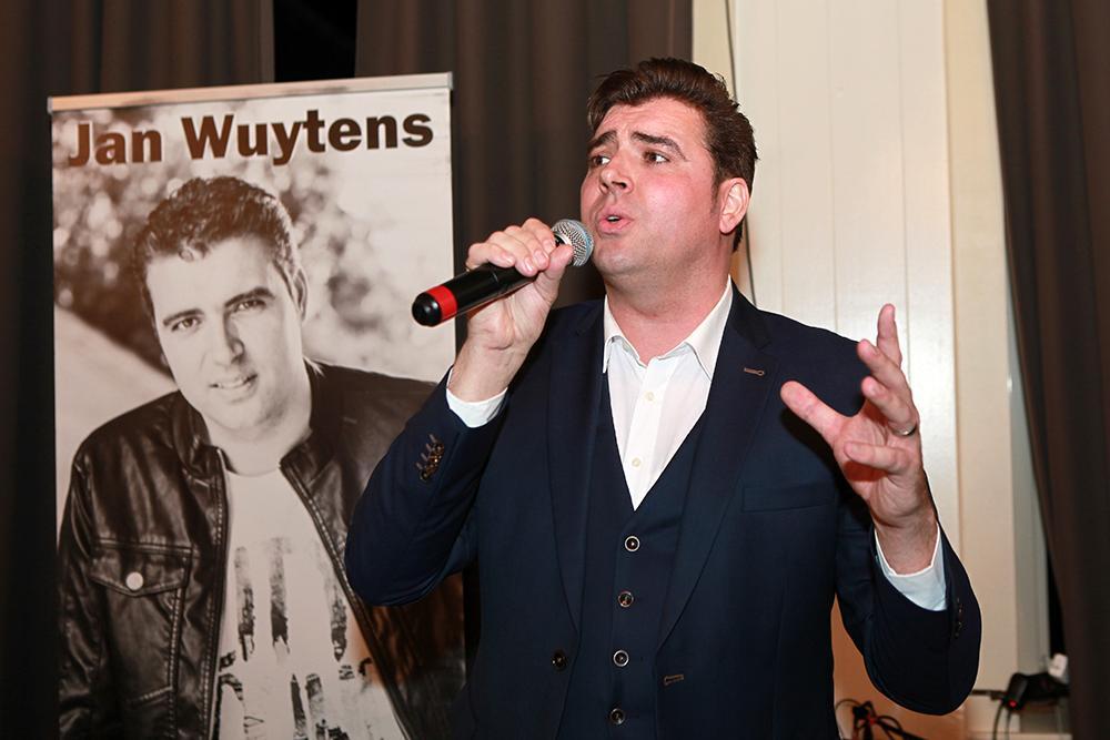 Jan Wuytens tijdens het zingen van zijn nieuwe single.