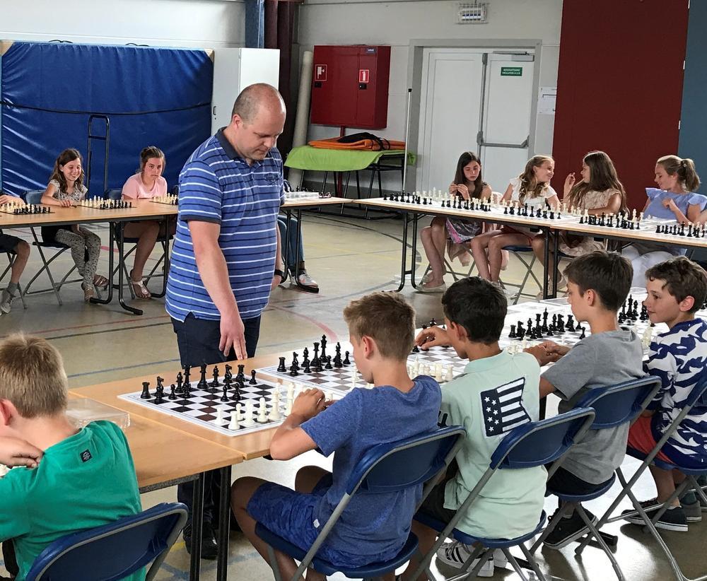 Internationaal schaakmeester Tom Piceu tijdens een groots schaakevent waar hij alle kinderen tegelijk uitdaagde in een simultaanpartij.