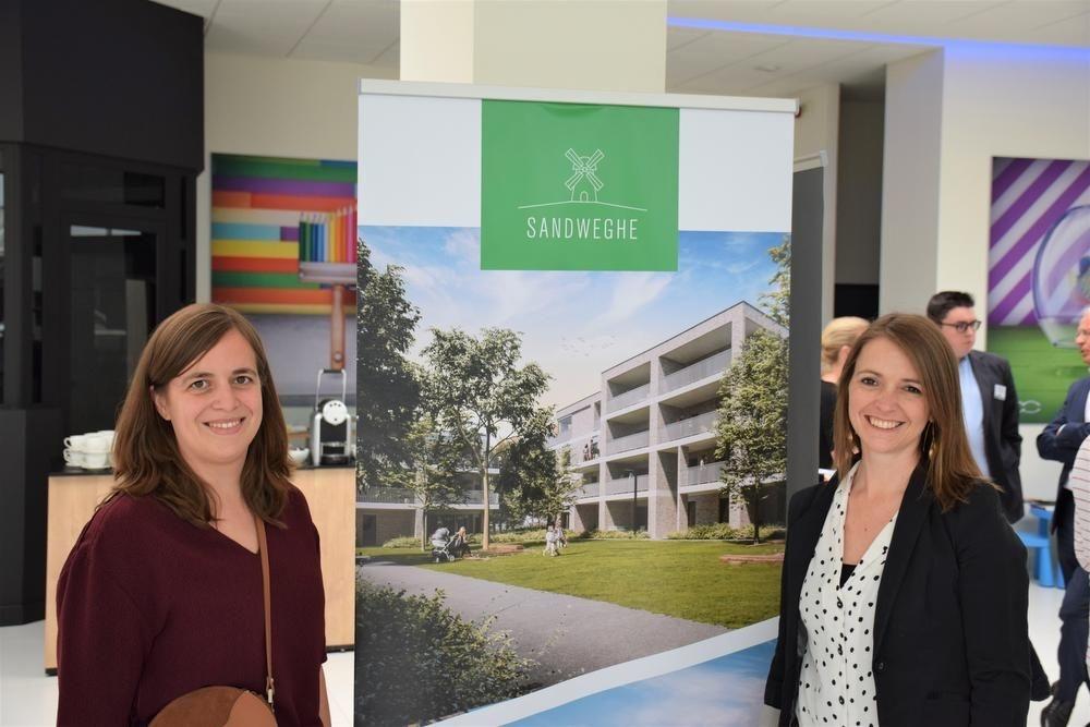 Architectes Julie Vermoortel en Fanny Dorme van B2Ai bij een toekomstig beeld van residentie Sandweghe: veel groen, ruimte en elke woongelegenheid voorzien van een groot terras.