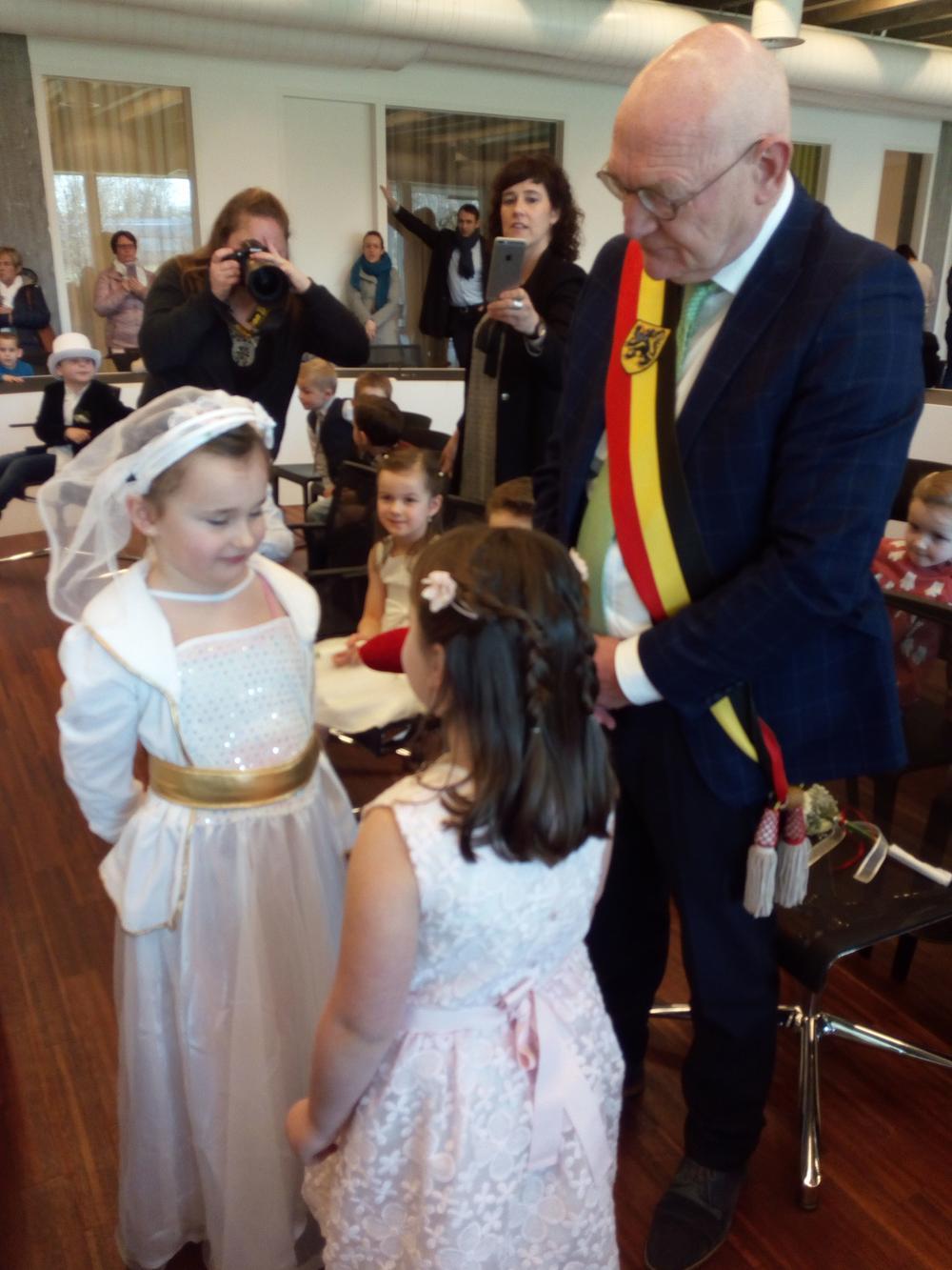 Gemeenteschool Sint-Denijs viert Valentijn met trouwfeest en limousine