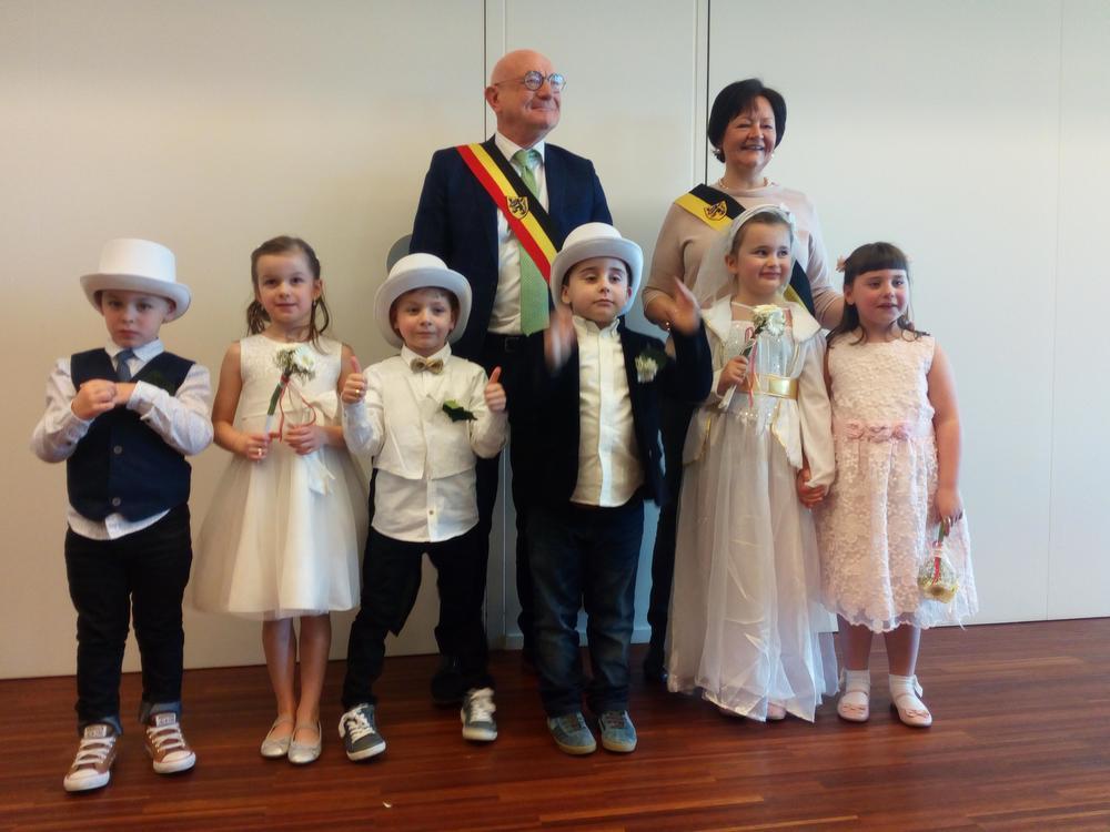 Gemeenteschool Sint-Denijs viert Valentijn met trouwfeest en limousine