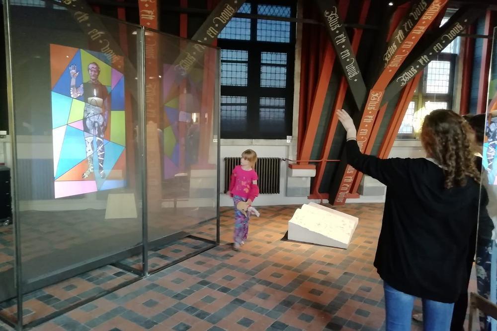 Jongerencrew Musea Brugge pimpt paleisje met vensters vol pixels