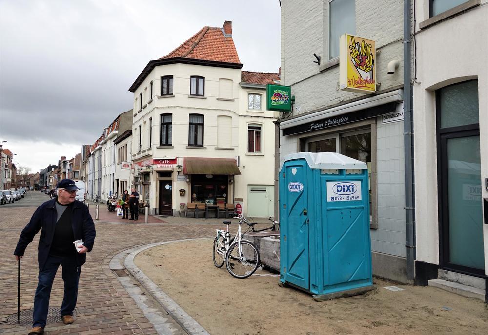Vorige week maandag pootte de aannemer een toilet naar vlak voor de etalage van frituur 't Volksplein.