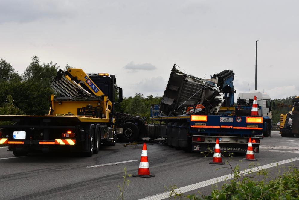 Zwaar ongeval met drie vrachtwagens verspert E403 in Wevelgem
