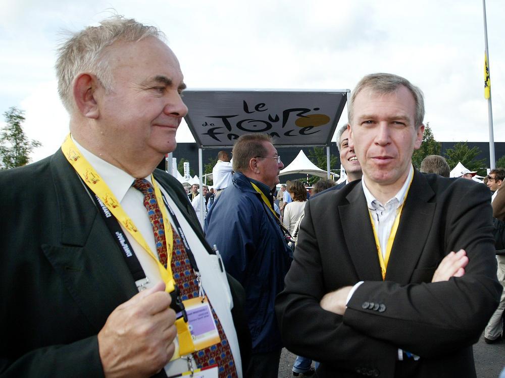 Jef Braeckevelt met Yves Leterme voor de start van de etappe in de Tour van 2007. De rit naar Compiegne vertrok toen in Waregem.