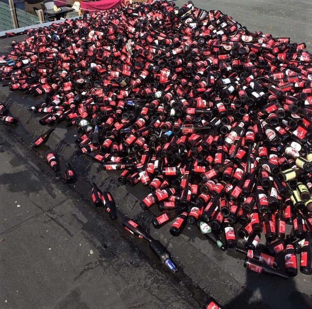 Vrienden versieren gevel van pas getrouwd koppel met 210 bierbakken
