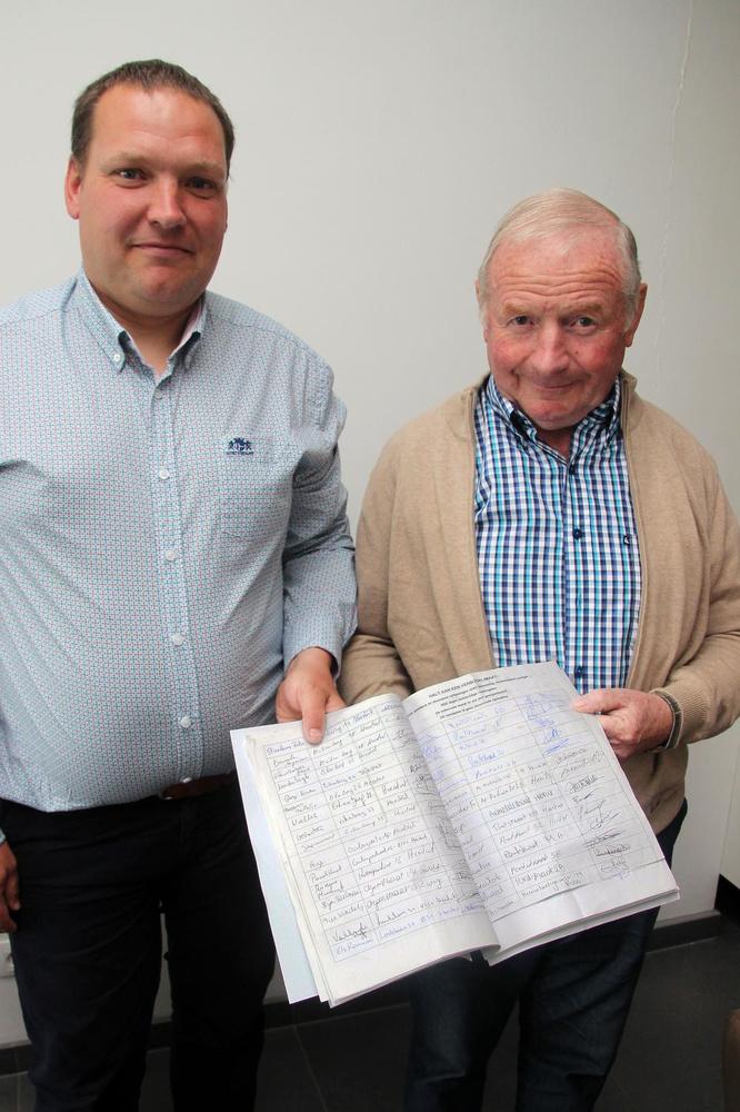 Gino Malfait en Willy Callewaert konden meer dan 700 handtekeningen verzamelen tegen een verbod van de autocross.
