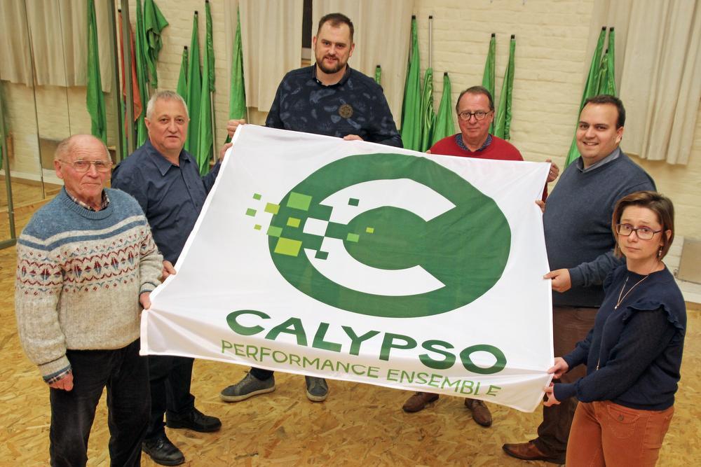 Het Calypso-bestuur met Roger Baert, Waldo Rigole, Wouter Dewyn, Philippe Depraetere, Sem Vanhessche en Sharon Depraetere rond het nieuwe logo. Didier Vanackere was verontschuldigd.