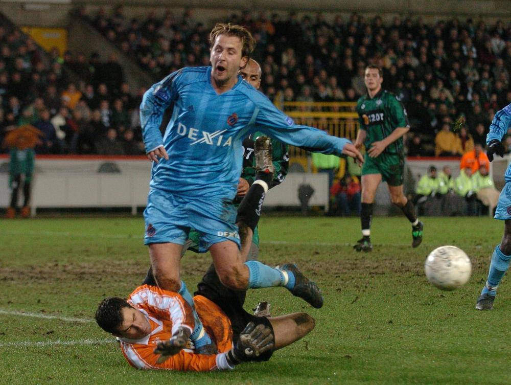 Peter Mollez brengt Nastja Ceh ten val in de Brugse derby.