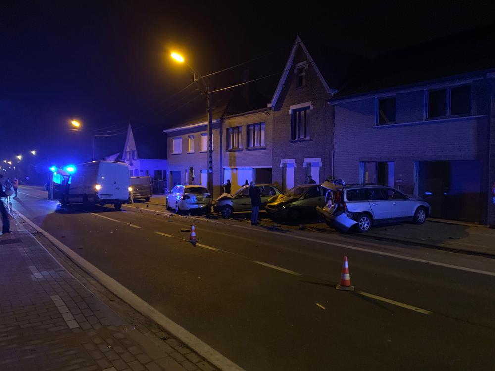 Bestelwagen ramt geparkeerde voertuigen langs de Brugsesteenweg in Egem