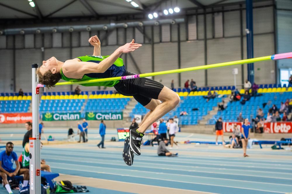 Giebe Algoet behaalt een derde plaats in het hoogspringen bij de beloften.