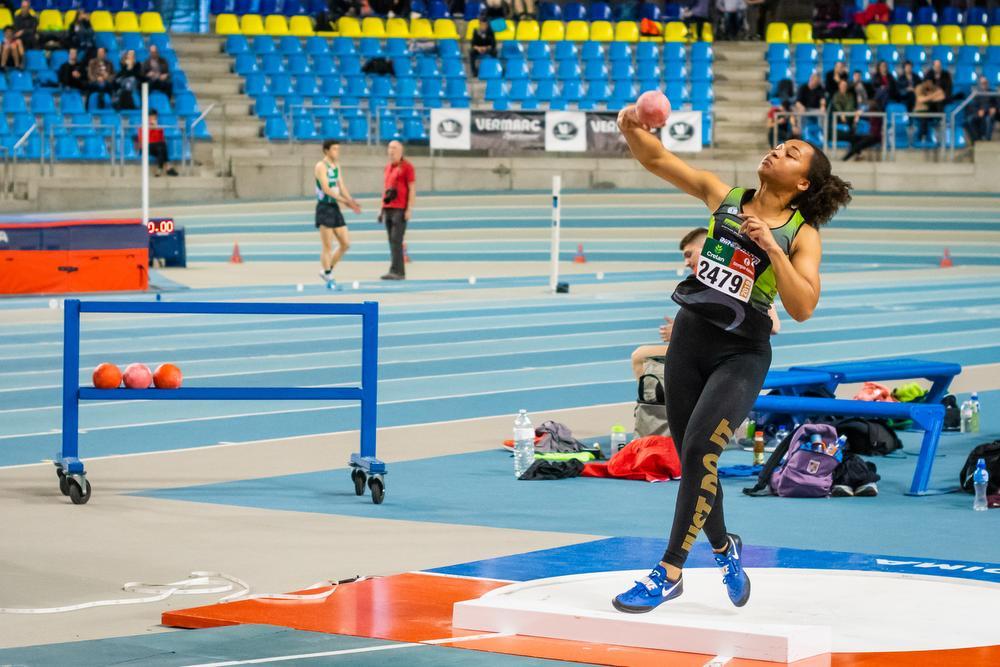 Tyra Steur behaalt de derde plaats in het kogelstoten voor beloften.