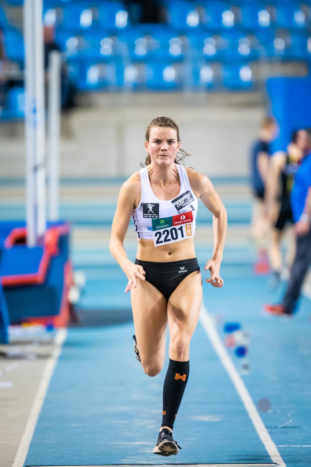 Ine Mylle behaalt de gouden medaille op het hinkstapspringen.
