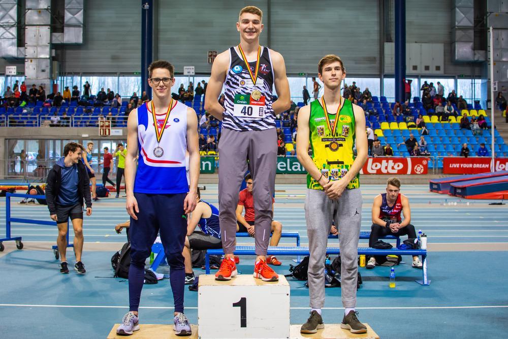 Yoran Deschepper behaalt de derde plaats bij de juniors op de 60m horden.