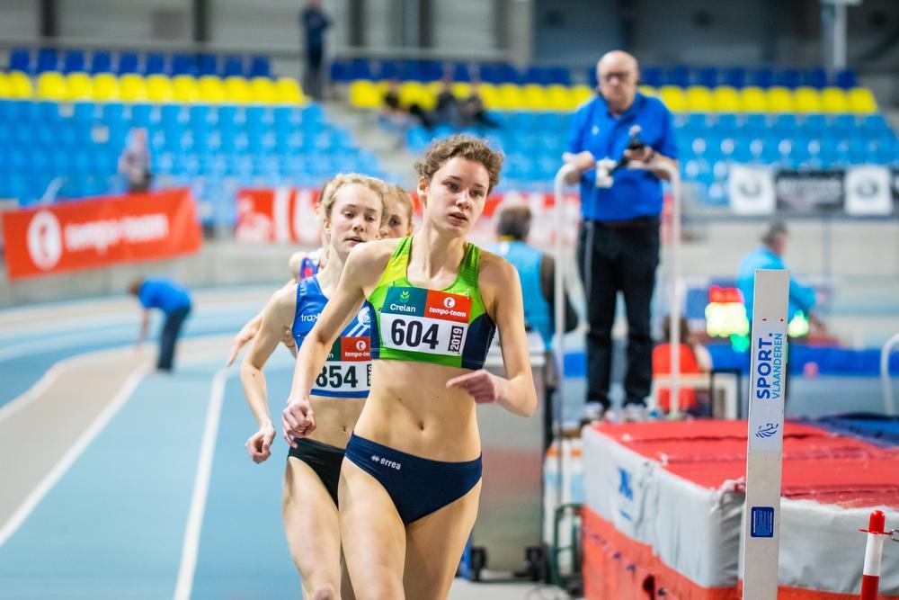 Helenna Ponette behaalt de tweede plaats bij de juniors op de 400m.