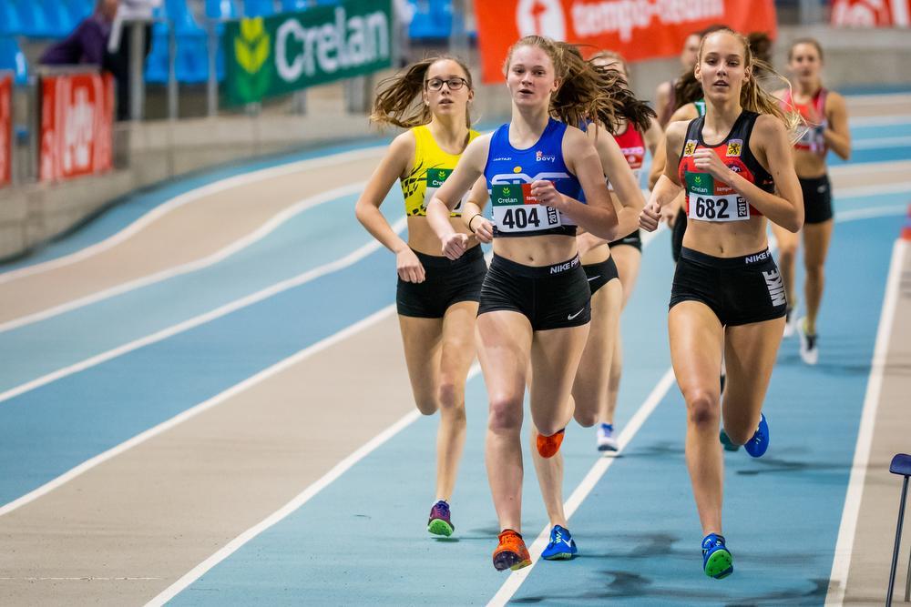 Lore Goossens behaalt de tweede plaats op de 800m bij de juniors.