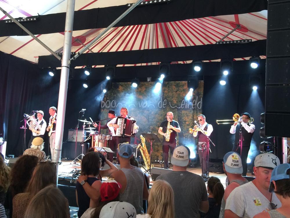 Dranouter ontploft een eerste keer dankzij Dubioza Kolektiv