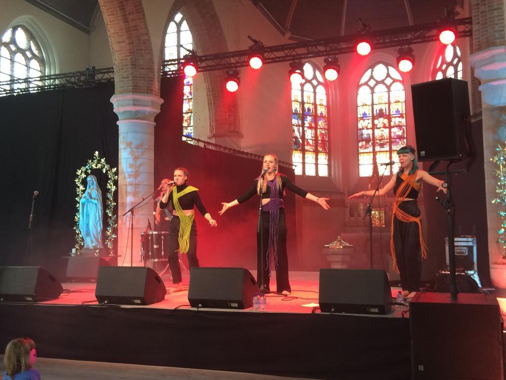 Dranouter ontploft een eerste keer dankzij Dubioza Kolektiv