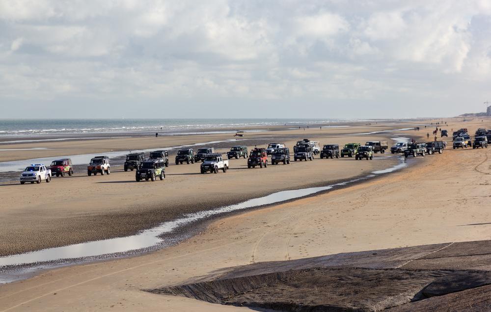 De Panne 4 Cars, met Defenders op het strand.