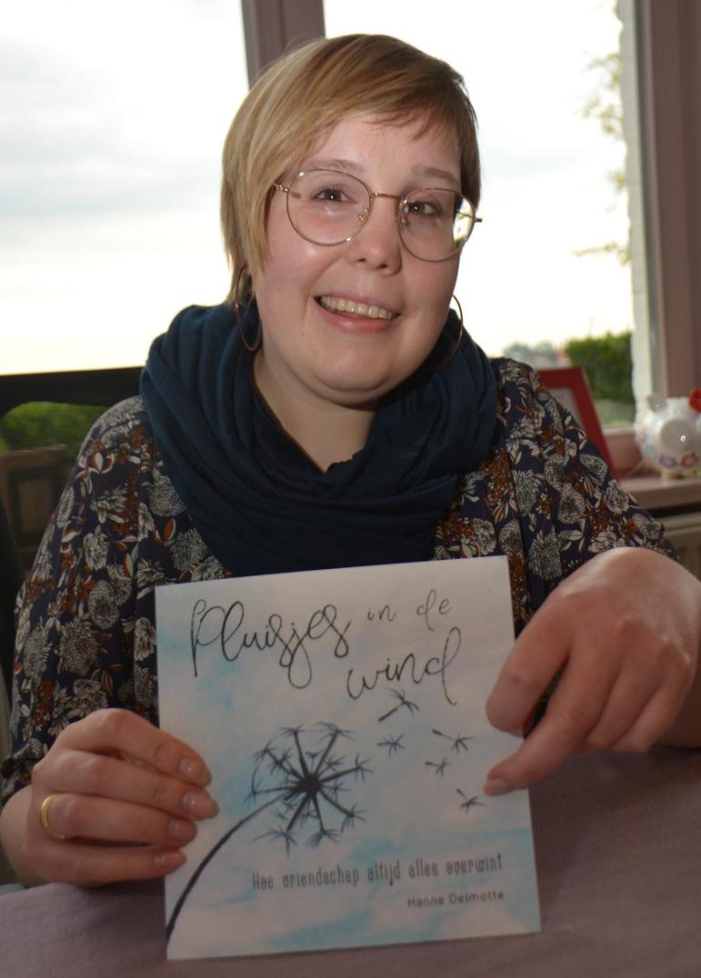 Hanne Delmotte toont trots haar eerste boek 'Pluisjes in de wind'. (foto Luc)