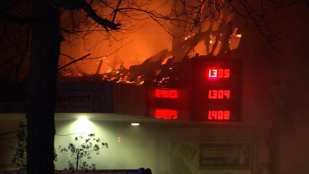 VIDEO - Uitslaande brand vernielt woonhuis naast tankstation in Zedelgem