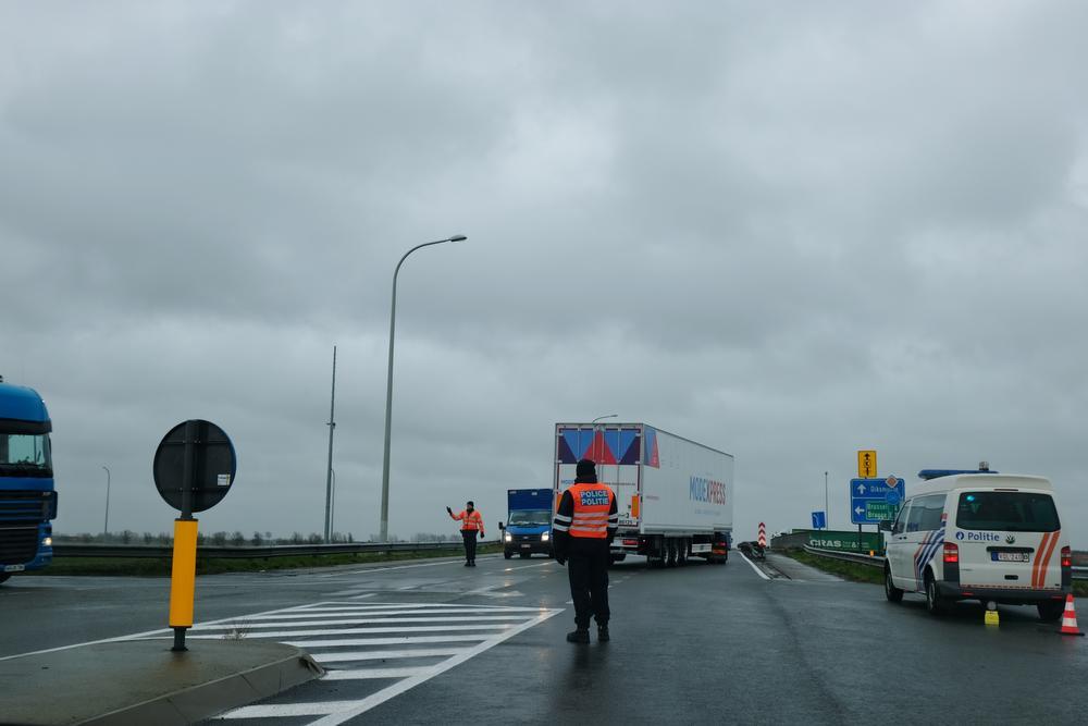 Verkeer zit nog altijd muurvast in Adinkerke: E40 vanaf Oostduinkerke volledig afgesloten
